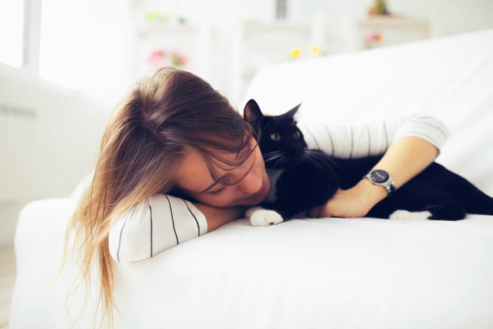Beautiful girl sleeps with a cat