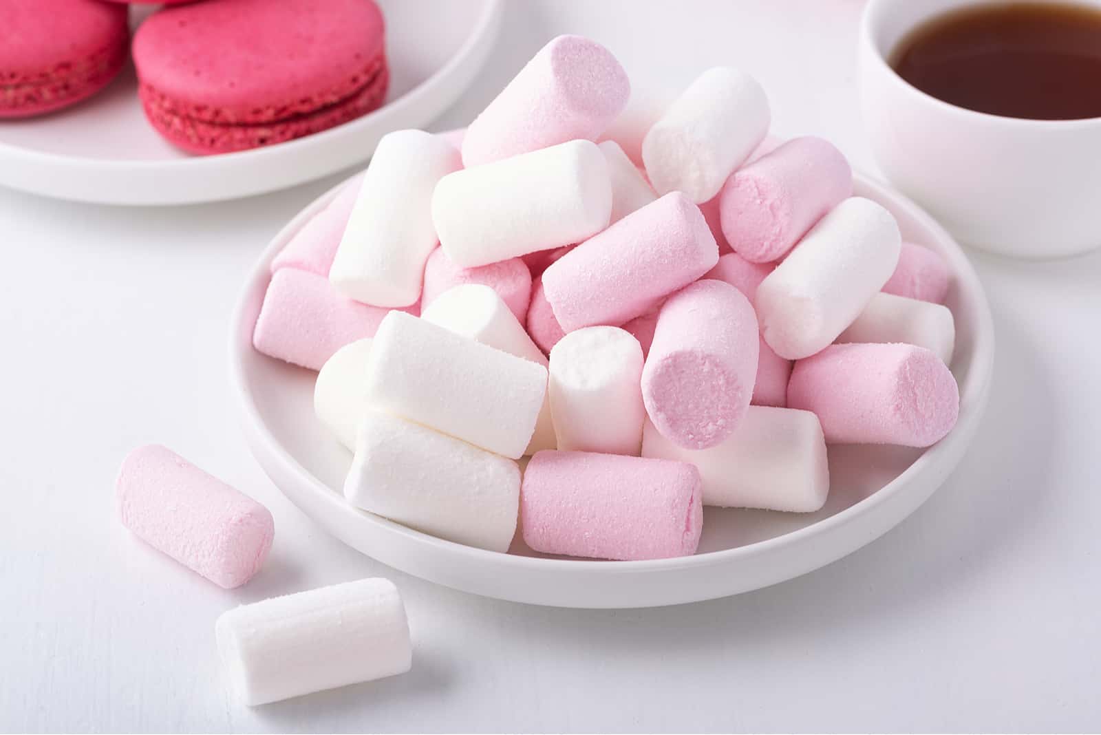 Marshmallows in plate on table