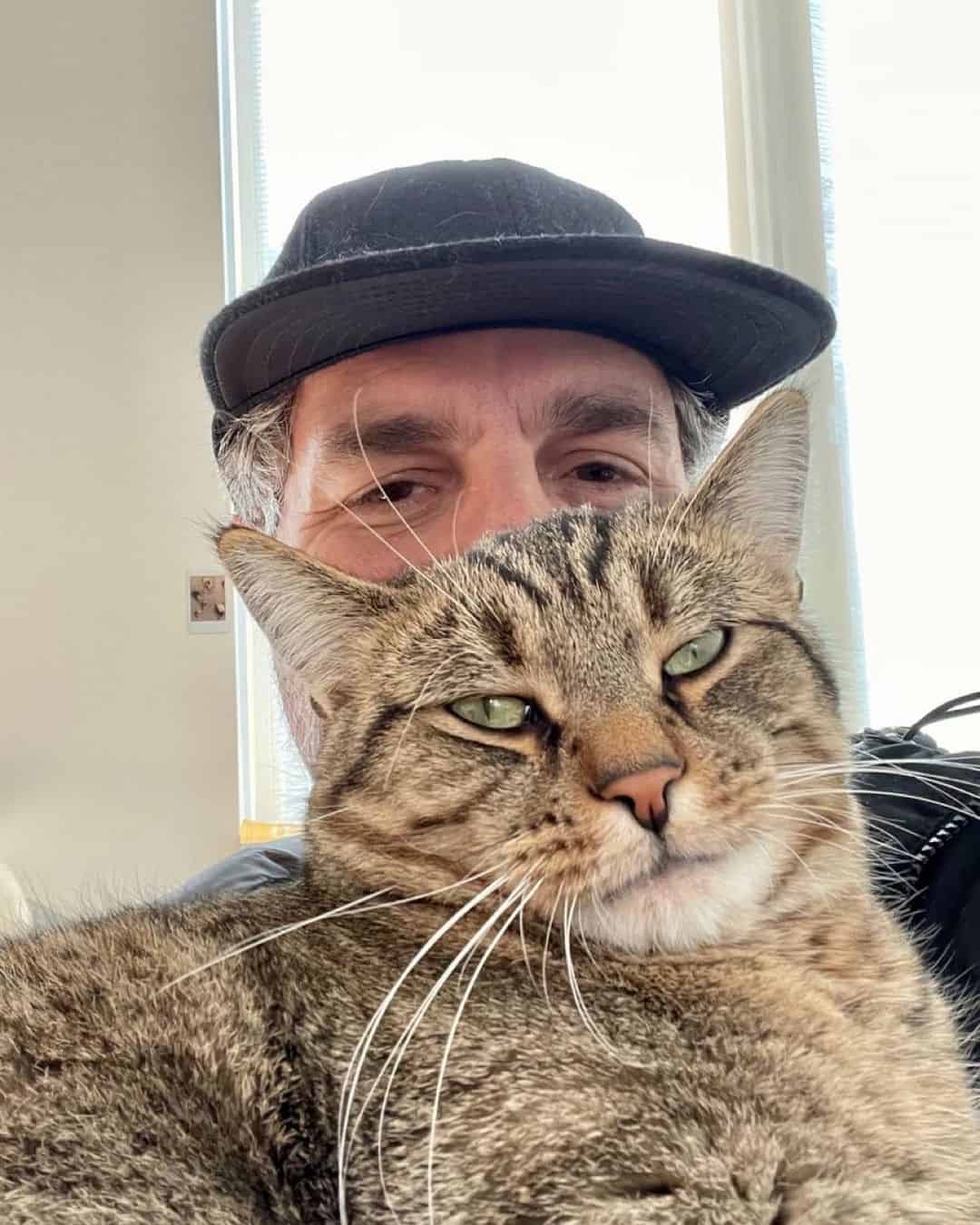 Mark Ruffalo taking a selfie with his cat