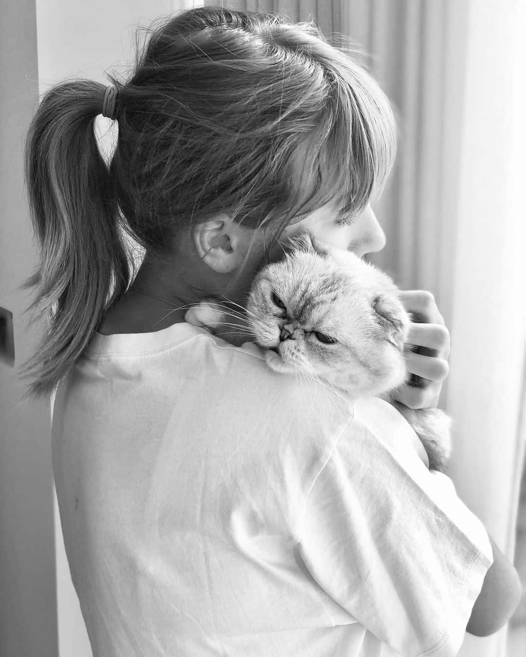 Taylor Swift hugging her cat