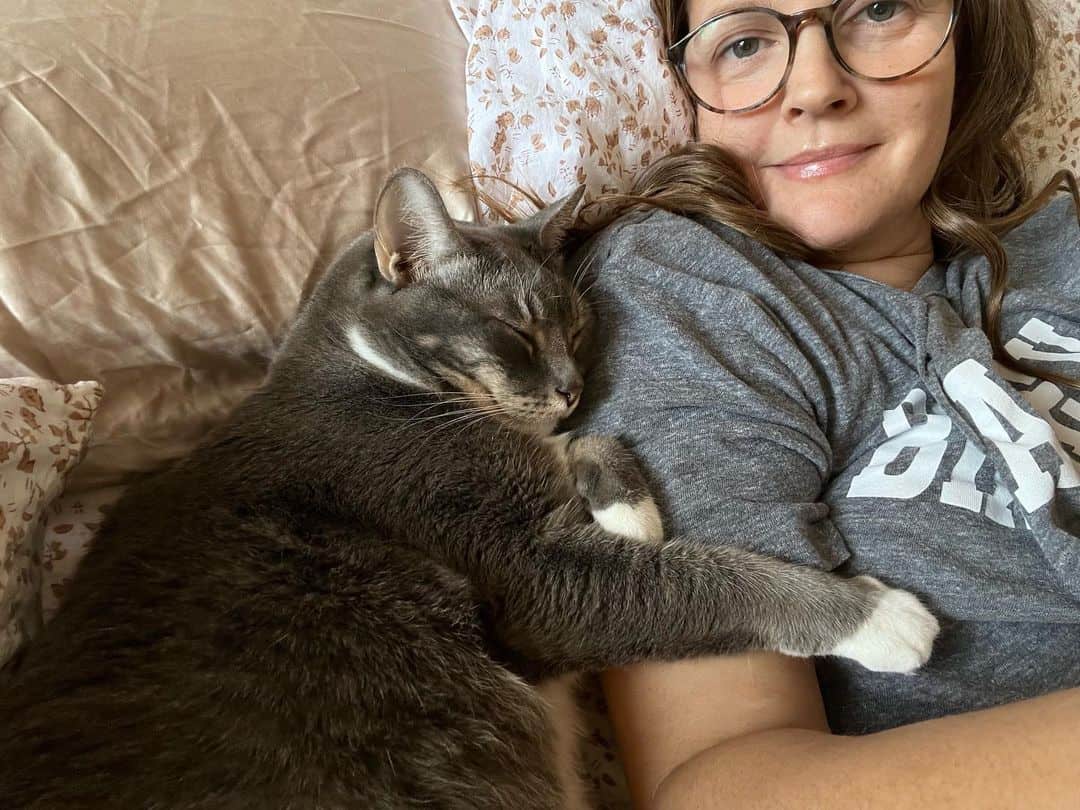drew barrymore snuggling next to her cat