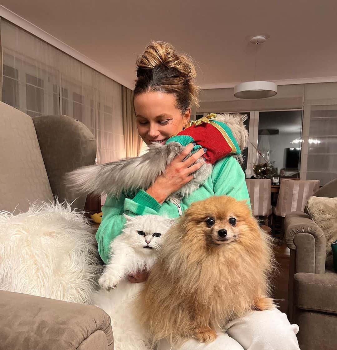 kate beckinsale photographed with her cats