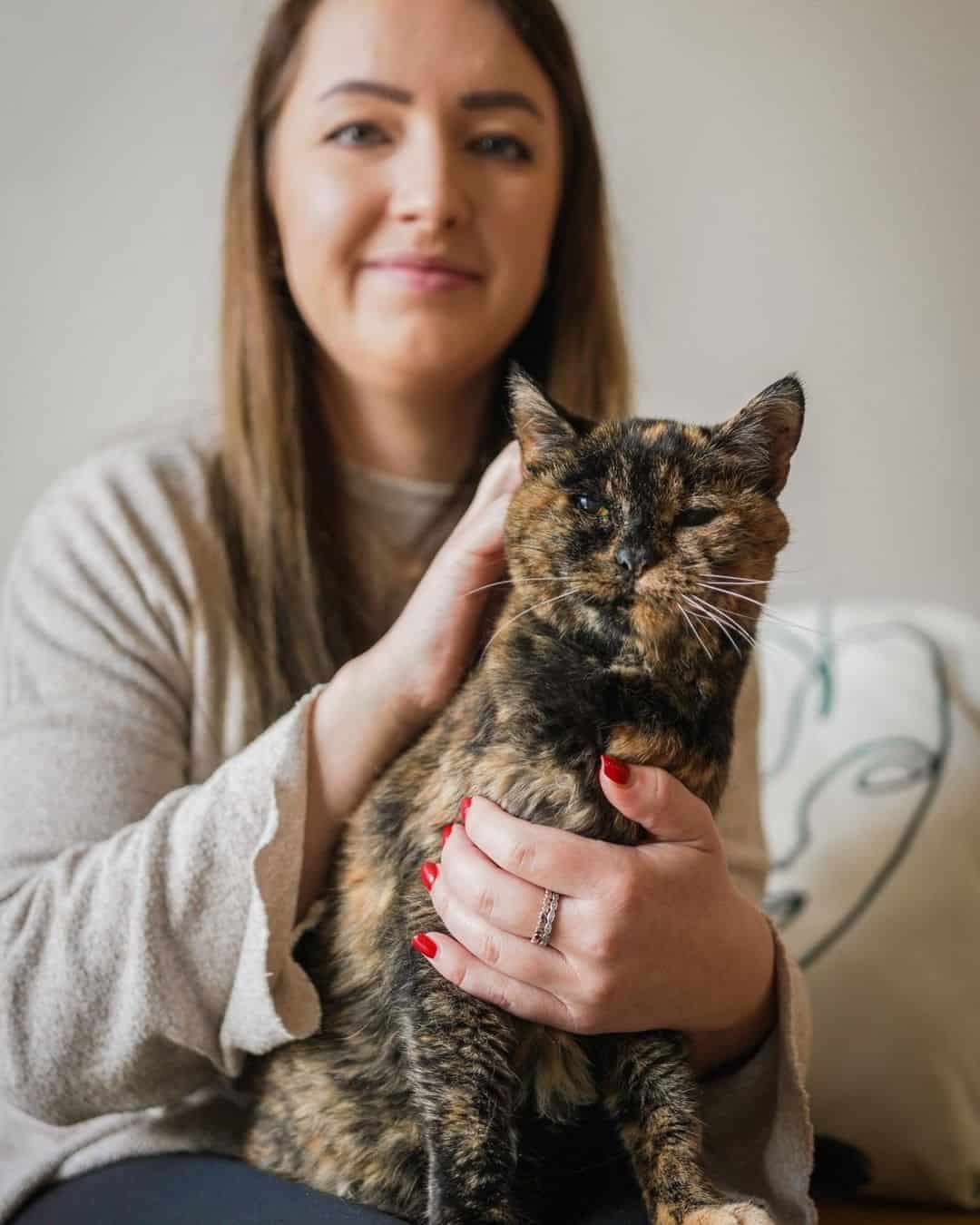 Photo of oldest cat with owner