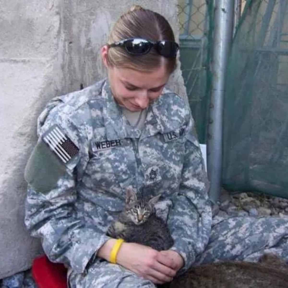 soldier woman holds a cat