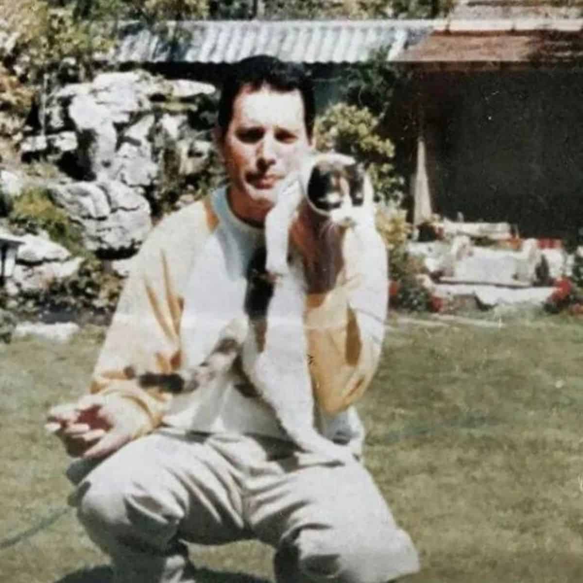 freddie mercury holding the cat with one hand