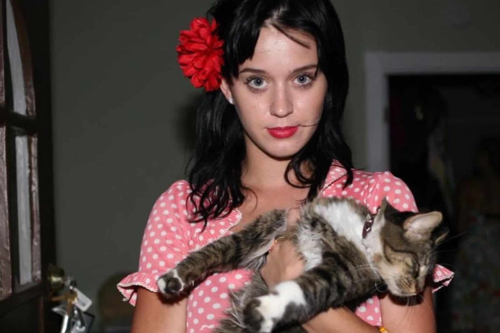 katy perry holding a cat
