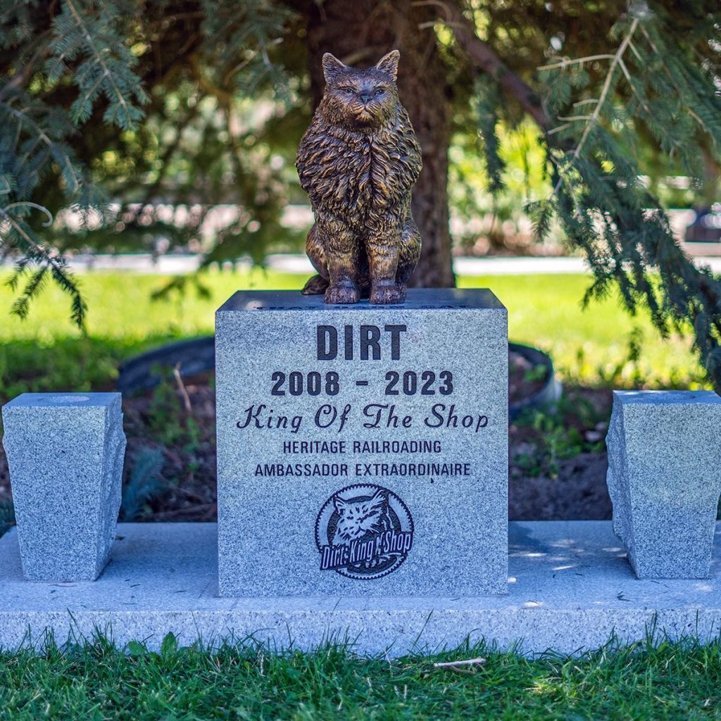 a monument was made in memory of the cat