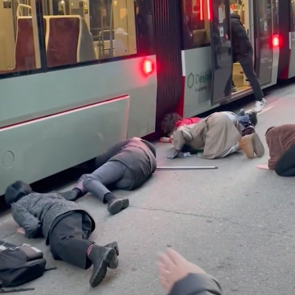 people look under the tram