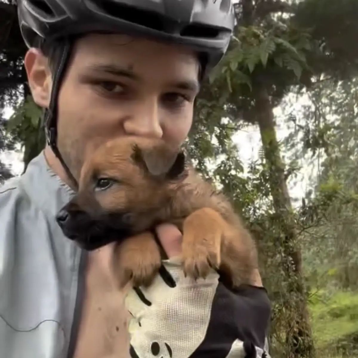 biker kissing a puppy