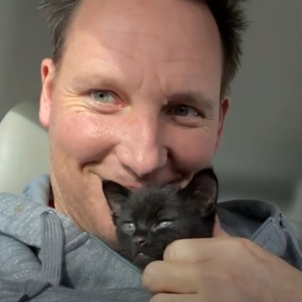 man holding the kitten