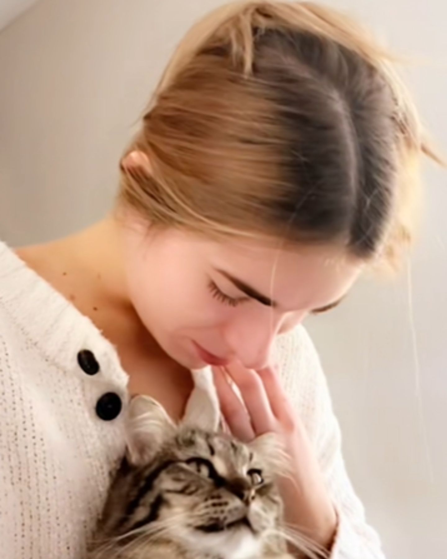 pregnant woman cuddles with a cat