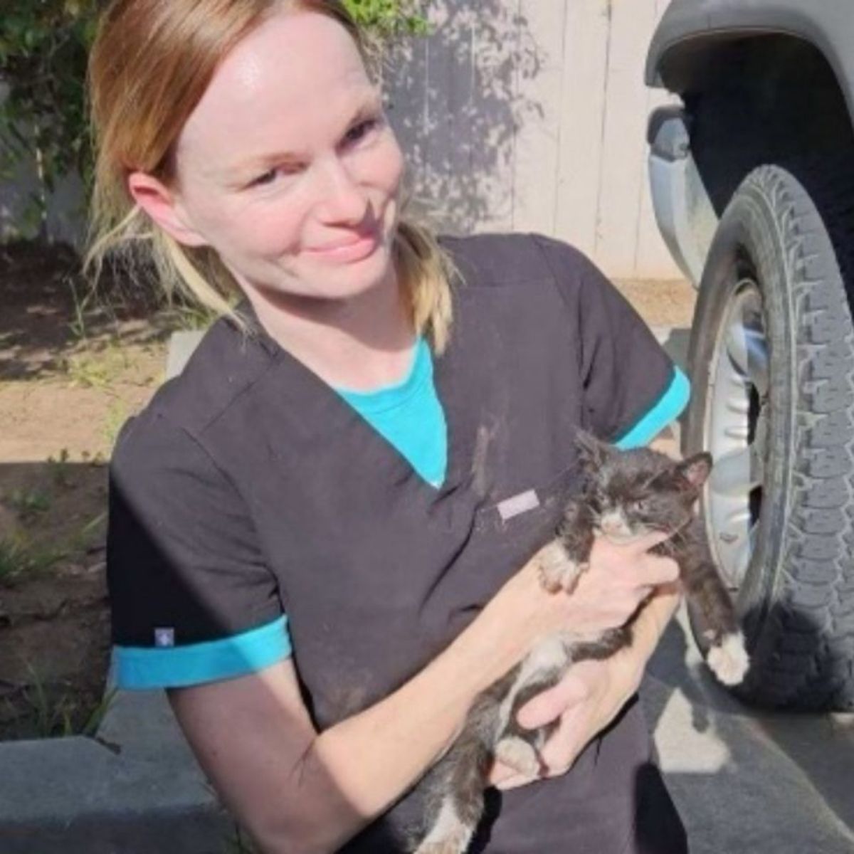 woman holding the rescued kitten
