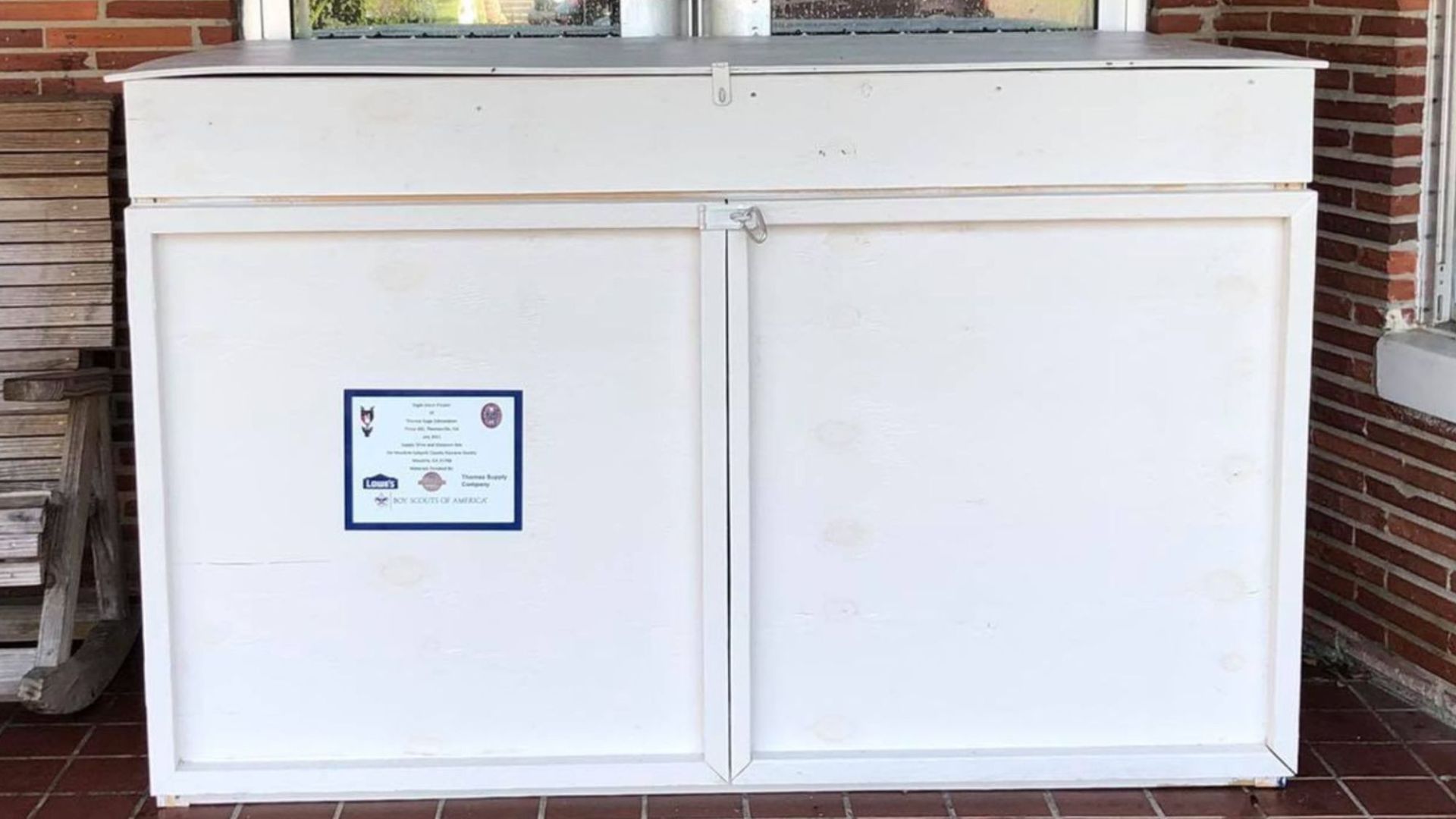 Shelter Staff In Georgia Opens A Donation Box