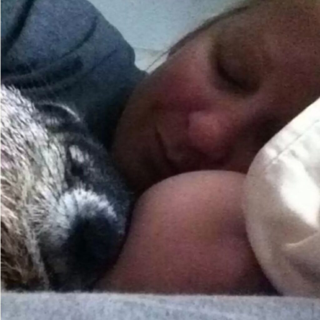 The marmot sleeps with the woman