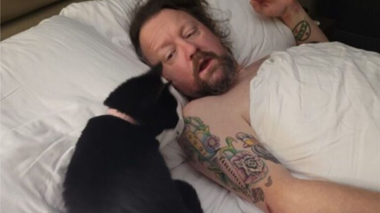 Utah Couple Wakes Up To A Strange Sound At 3 AM And Finds A Random Cat Sleeping In Their Bed