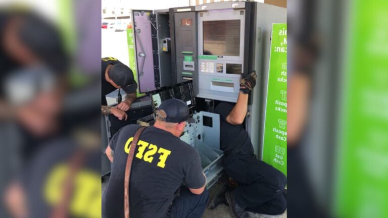Sneaky Little Visitor Stuck Inside ATM Sparks Urgent Rescue By Arizona Heroes