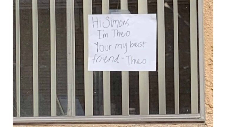 LA Woman Sees Strange Note On Neighbor’s Window And It Leads Her To A Heartwarming Discovery